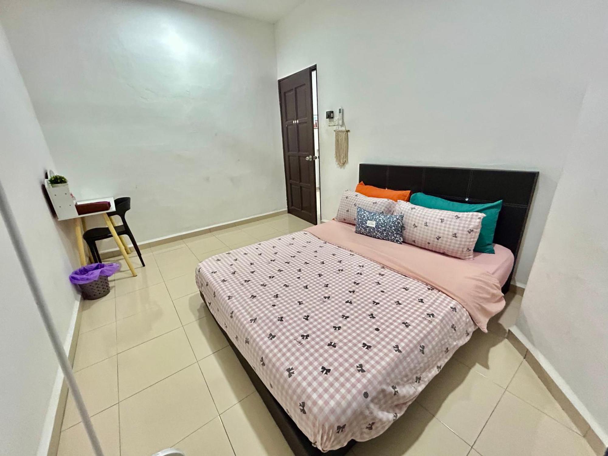 Cozy 288 Entire 3 Bedroom House @ Alma Букит Мертаджам Екстериор снимка