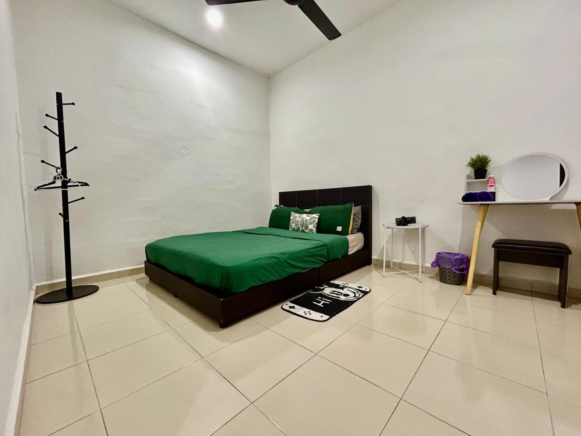 Cozy 288 Entire 3 Bedroom House @ Alma Букит Мертаджам Екстериор снимка